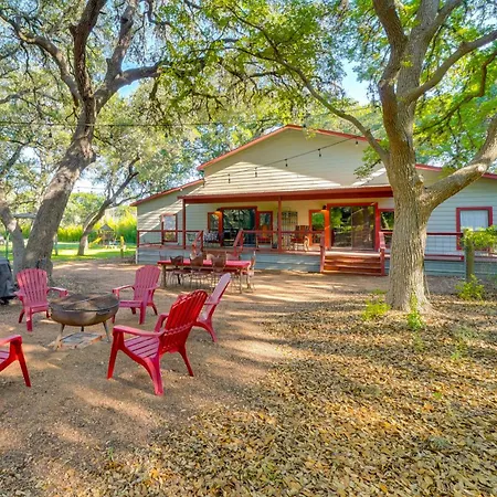 Charming Villa Cardinale Cabin in Helotes!